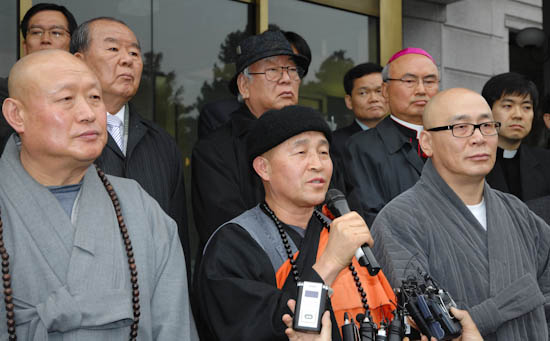 진관 스님은 6.2지방선거에서 야당이 단결하는 것이 통일을 앞당기는 일이라고 역설했다.