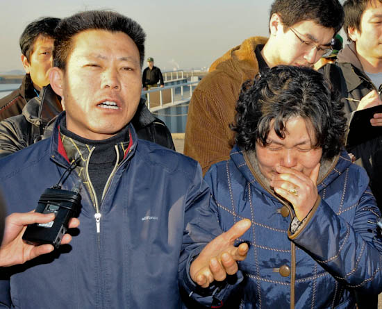 해군을 규탄하는 실종자 가족들