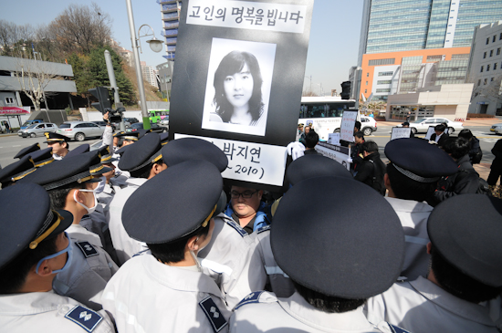 길을 가로막는 경찰