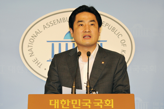 한나라당이 2일 성희롱 발언 파문을 일으킨 강용석 의원을 제명시켰다.