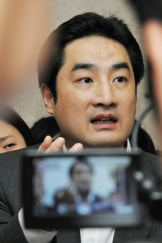 성희롱 발언 파문을 일으킨 강용석 의원이 기자들 앞에서 해명을 하며 진땀을 빼고 있다.
