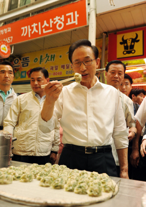 만두먹는 이명박 대통령
