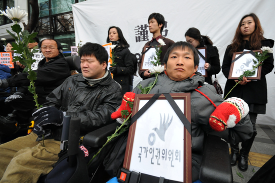 2010년 12월 10일 인권단체들이 세계인권선언 62주년 기념 기자회견을 열고 현병철 인권위원장의 사퇴를 촉구하고 있다.