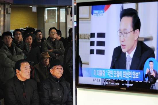 국방부가 연평도 포 사격훈련을 재개한 뒤 서울역 대합실에서 시민들이 굳은 표정으로 뉴스속보를 지켜보고 있다.