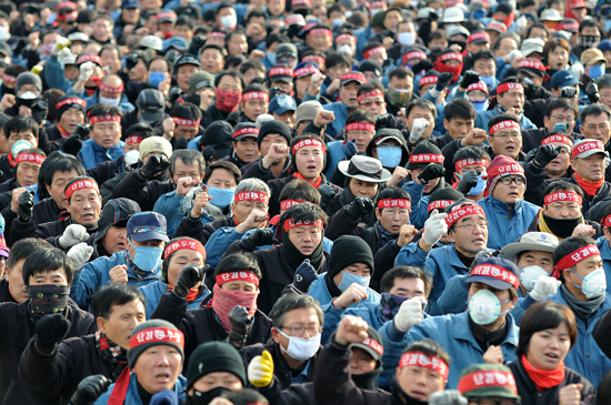 ‘ 죽어도 같이 죽고 살아도 같이 산다 ’ 한진중공업 조합원들