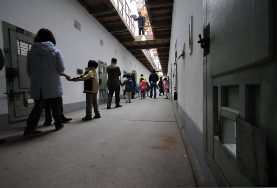 31절에 서울 서대문구 현저동 서대문형무소역사관에서 시민들이 일제시대에 쓰였던 감옥을 둘러보고 있다.