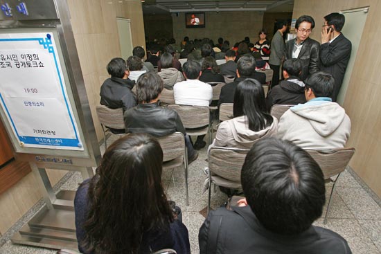 19층에 따로 마련된 회의장에도 자리가 없어 밖에서 영상으로 토크 콘서트를 보는 시민들.