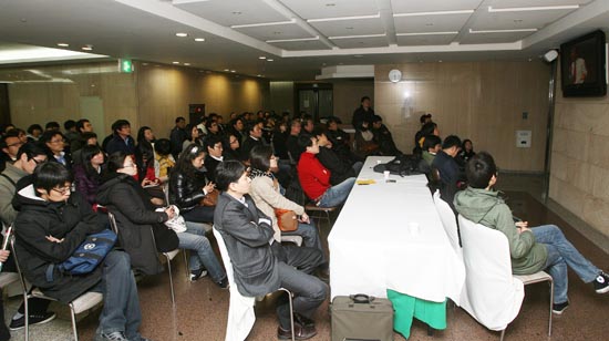 본행사장인 20층 회의장 밖에서 영상을 통해 토크 콘서트를 보는 시민들.