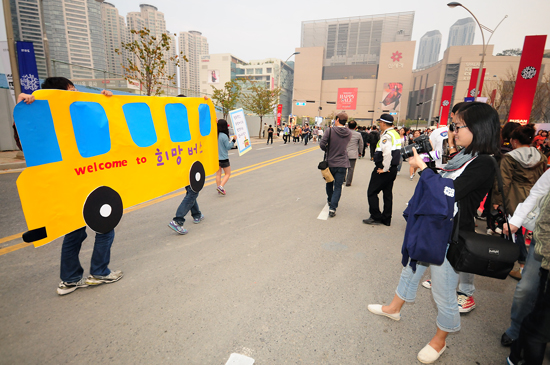 16회 부산국제영화제가 열린 영화의전당 앞에 희망버스가 나타났다? 희망버스를 지지하는 대학생 서포터즈가 6일 오후 개막식장 앞에서 깜짝 플래쉬몹을 펼치자 영화팬들이 관심을 보이고 있다.