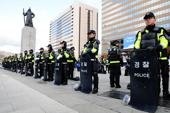 경찰이 광화문광장에서 집회가 열리지 않도록 원천봉쇄하고 있다.