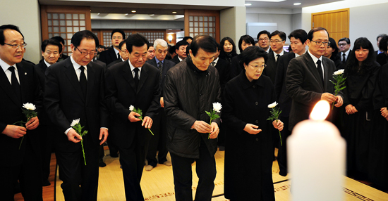 30일 오전 김근태 상임고문 빈소가 마련된 서울대병원 장례식장에 조문행렬이 이어지고 있다.