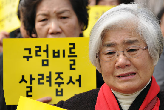 제주해군기지 부지인 강정마을 구럼비 바위의 발파를 앞둔 지난 7일 오전 서울 세종로 정부종합청사 앞에서 '제주해군기지건설 공사 중단과 평화적 해결 촉구 비상시국회의'참가자들이 구럼비 발파 소식을 듣고서 슬퍼하고 있다