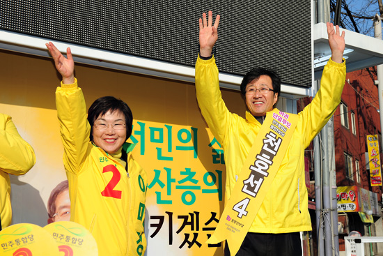인사하는 이미경과 천호선