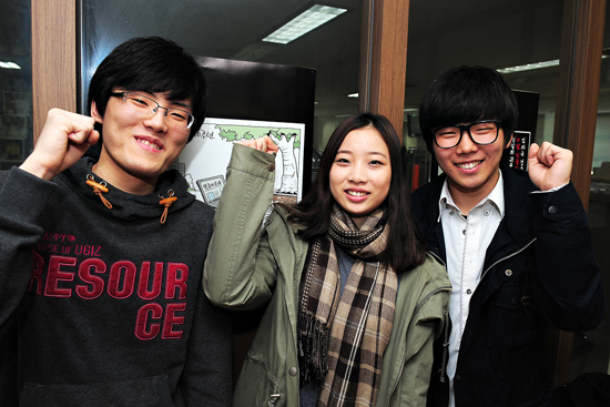 8일 오후 서울 여의도 민중의소리에서 진행된 대학생 대담에 참석한 오정근 (중앙대, 21), 김윤정 (성공회대, 21), 유재용(21, 성공회대) 씨가 포즈를 취하고 있다.