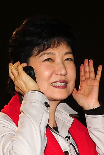 전화기 반대로 들고 통화하는 박근혜