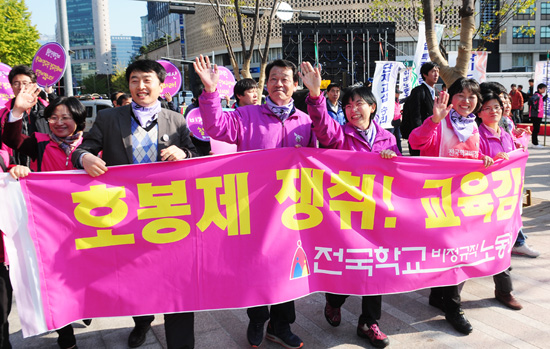 전국학비노조 조합원들에게 인사하는 이정희 후보와 박금자 위원장