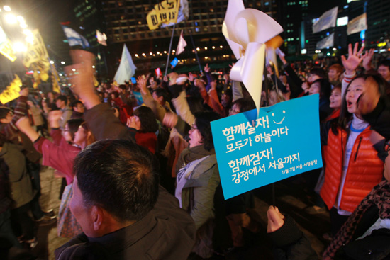 강정댄스 추는 생명평화행진 참가자들