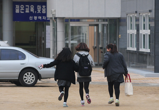 아침에 등교에 지각하여 달려가는 학생들