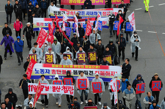 행진하는 노동자들 '현대차 비정규직 문제 해결'