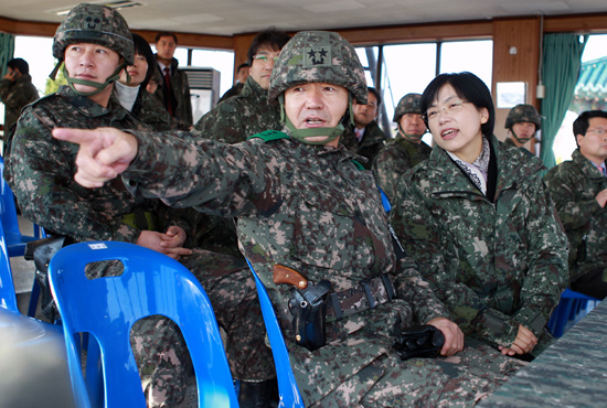 백골부대 사령관 설명 듣는 이정희 후보