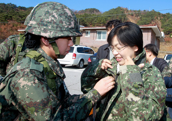 군복 입는 이정희 후보