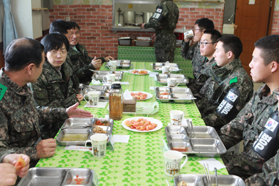 병사들과 식사 함께하는 이정희 후보