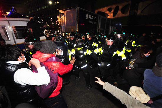 쌍용차범국민대회 참가자들 진압 시도하는 경찰
