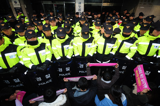 경찰에 둘러싸인 반값등록금 시위 학생들