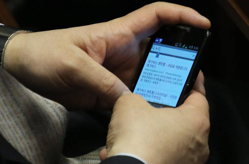 스마트폰으로 누드사진 검색하는 새누리당 의원