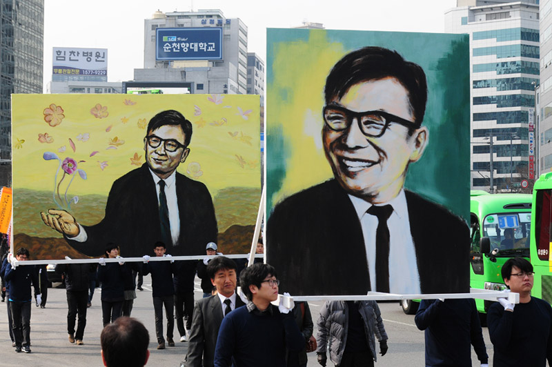 2013년 3월 30일 오전 서울 광화문 거리에서 민족지도자 장준하 선생 겨레장 운구행렬이 노제가 열리는 서대문형무소 역사관으로 걸어가고 있다.