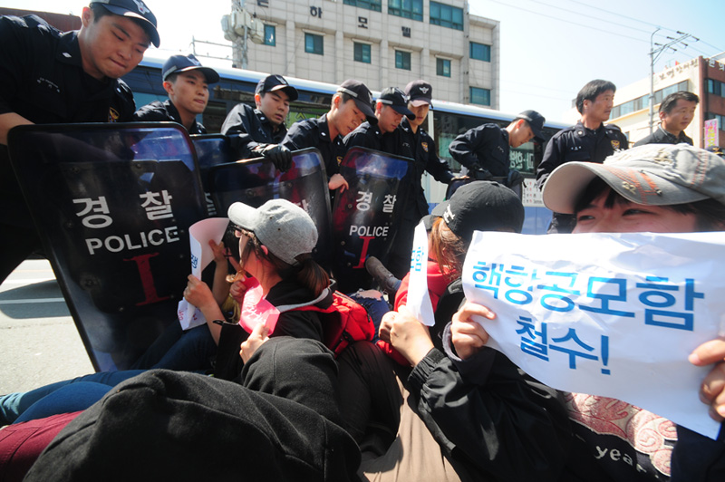 방패로 학생들 밀어내는 경찰