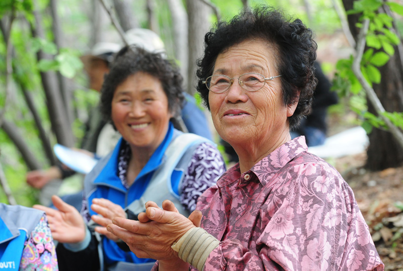 밀양 송전탑 '웃음 가득한 할머니들'