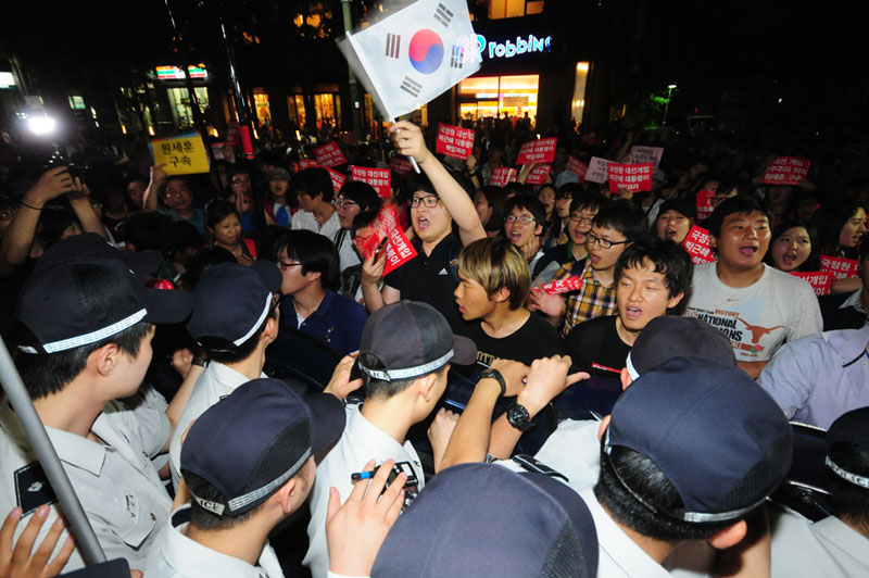국정원 규탄 대학생들 '행진을 보장하라'