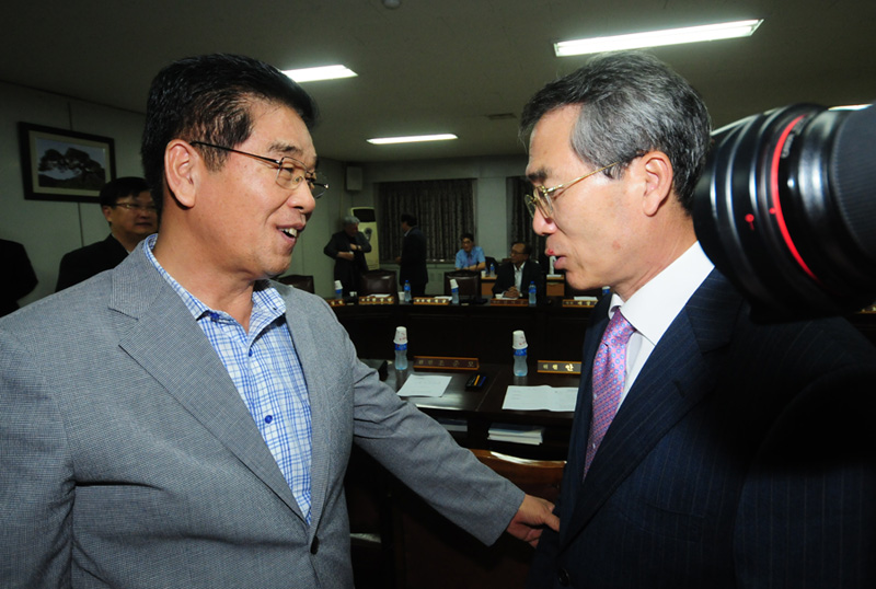 인사 나누는 박준성 최임위원장과 문진국 한국노총 위원장