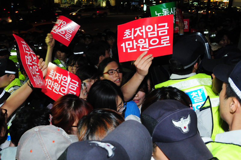 최저임금위원회 진입 시도하는 알바연대