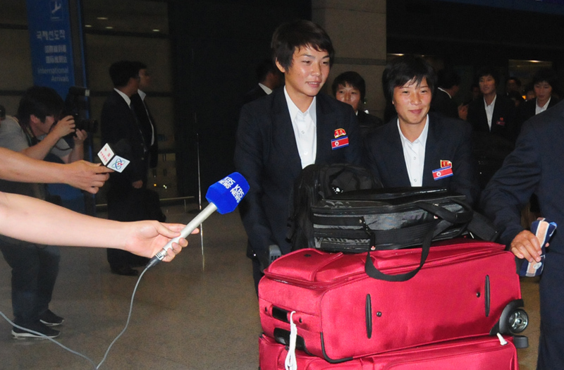 기자들 질문 받는 북한 여자 축구대표팀