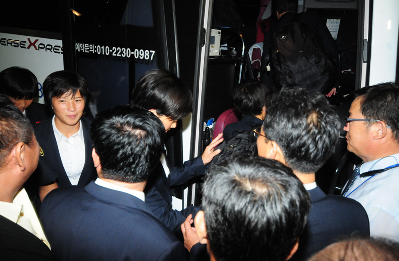 버스에 오르는 북한 여자 축구대표팀