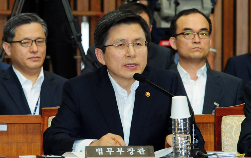 질문에 답하는 황교안 법무부 장관
