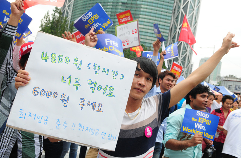 이주노동자 차별철폐와 인권-노동권 실현을 위한 공동행동이 2013년 8월 18일 오후 서울 종로 보신각 앞에서 '고용허가제 폐지! 노동3권 쟁취! 2013 이주노동자 투쟁의 날 집회'를 연 가운데  참가자들이 피켓을 들고 구호를 외치고 있다.