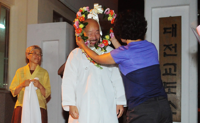축하 꽃다발 받는 한상렬 목사