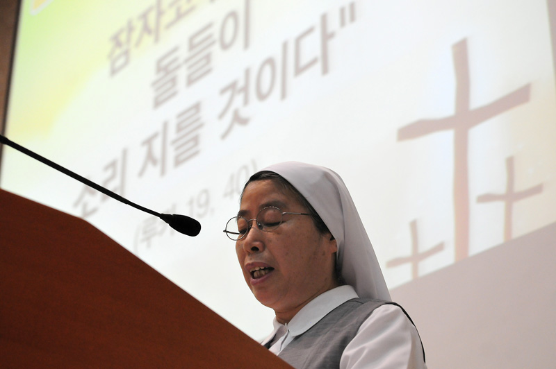 국정원 시국선언문 낭독하는 이병옥 수녀