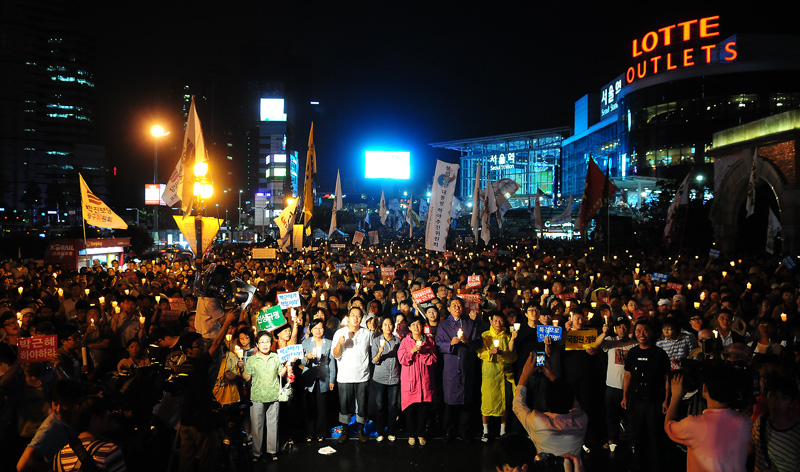 서울역에 가득한 국정원 규탄 촛불