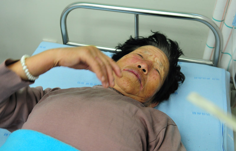 경찰에게 부상당한 김필귀 할머니