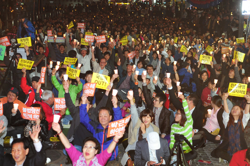 국정원 개사곡 콘서트에 모인 촛불 시민들