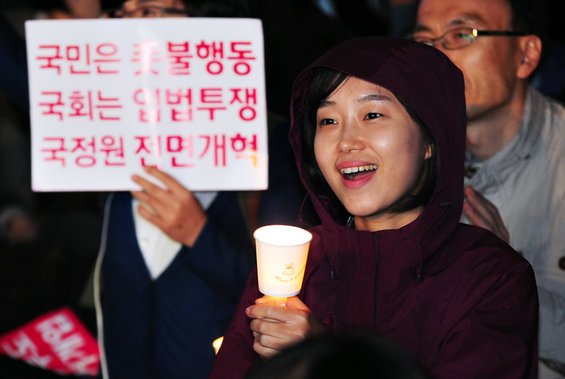 국정원 규탄 촛불 든 김재연 통합진보당 의원