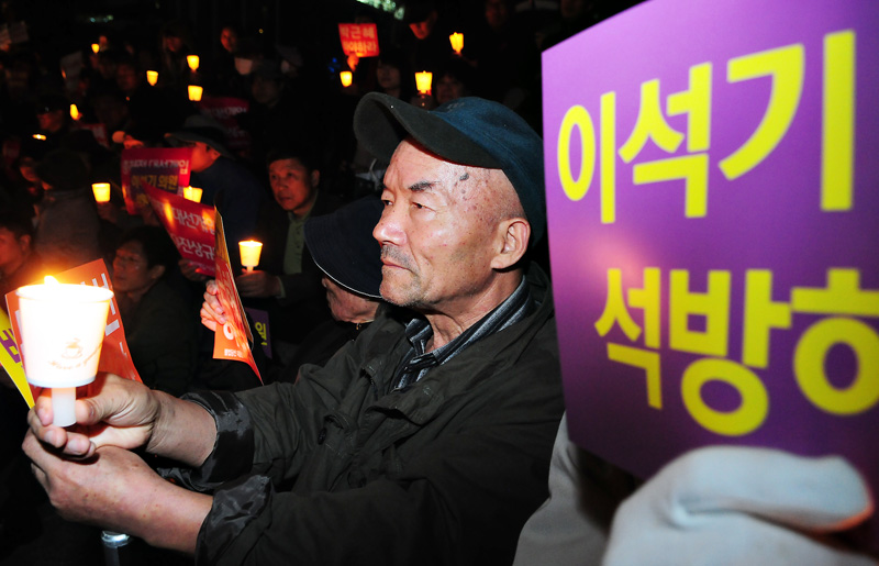 국정원 규탄 촛불들, 이석기 석방하라