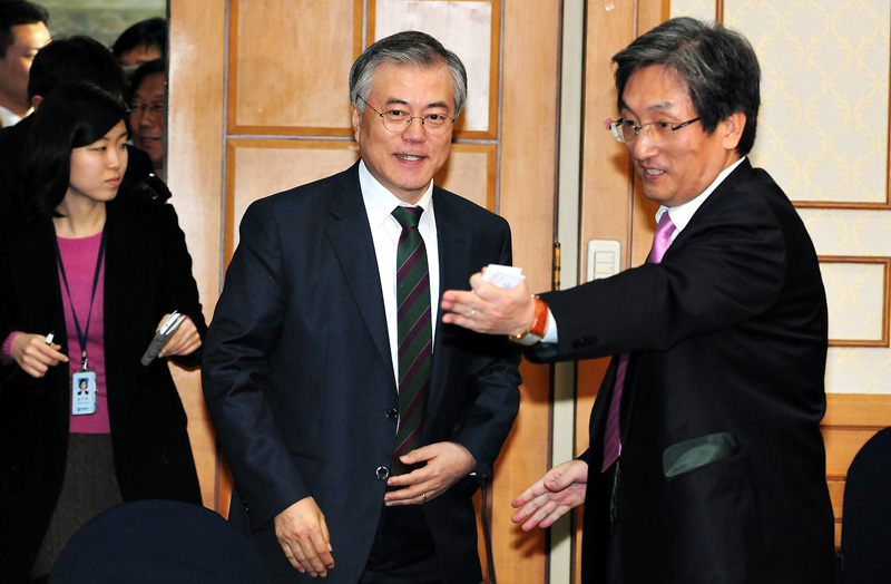 문재인 민주당 의원이 지난 5일 오전 서울 여의도 국회에서 열린 '제19대 국회 매니페스토 연구회 창립토론회'에서 노영민 민주당 의원과 인사를 나누고 있다.