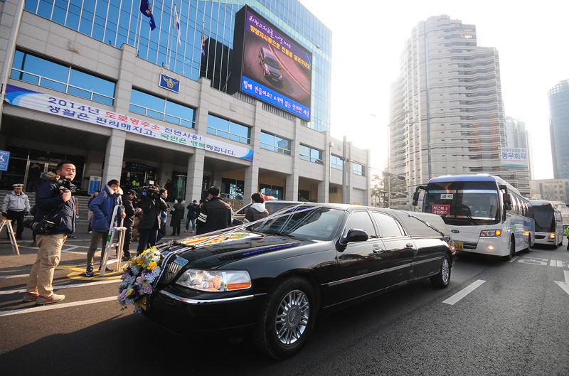 남대문경찰서 항의시위 하는 이남종 열사 운구차