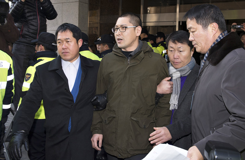 철도민영화 반대 총파업으로 인해 체포영장이 발부됐던 철도노조 최은철 전 사무국장이 경찰들과 경찰서로 향하고 있다.