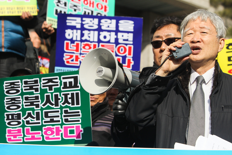 천주교 예수회 시국미사를 반대발언 중인 보수단체 회원